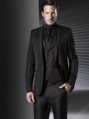 Traje satinado negro.