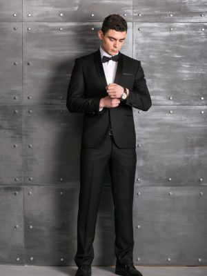 Traje negro satinado, silueta ajustada.