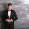 Traje negro satinado, silueta ajustada. - Imagen 2