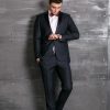 Traje negro satinado, silueta ajustada. - Imagen 4