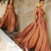 Vestido largo satinado de abertura Rf. BD105. - Imagen 3