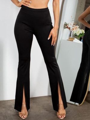Pantalón elástico con abertura delantera y vuelo.
