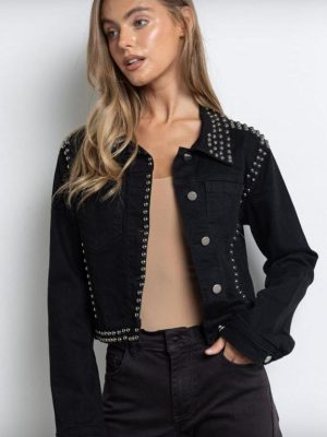 Chaqueta negra de taches.