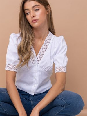 Blusa blanca en popelina strech con encaje.