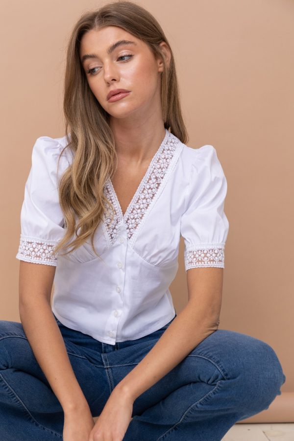 Blusa blanca en popelina strech con encaje.